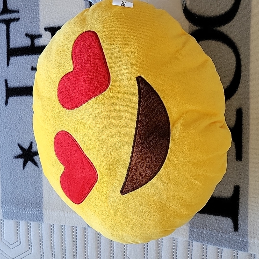 2 PILLOWS EMOJI ❤️ ❤️ heart Eyes 32 CM 12.6 inches NEW - Picture 4 of 6